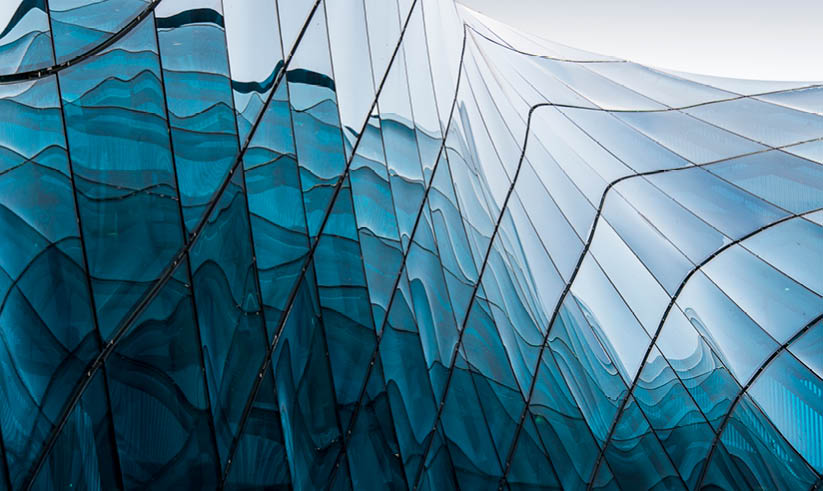 A building with a lot of windows. Description generated by AI